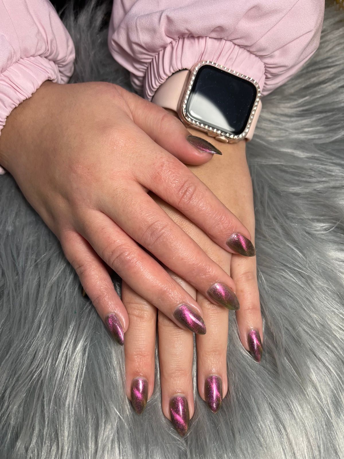 Short mauve cat eye almond nails